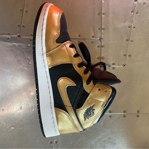 Jordan 1 Mid SE
Metallic Gold Black (GS)